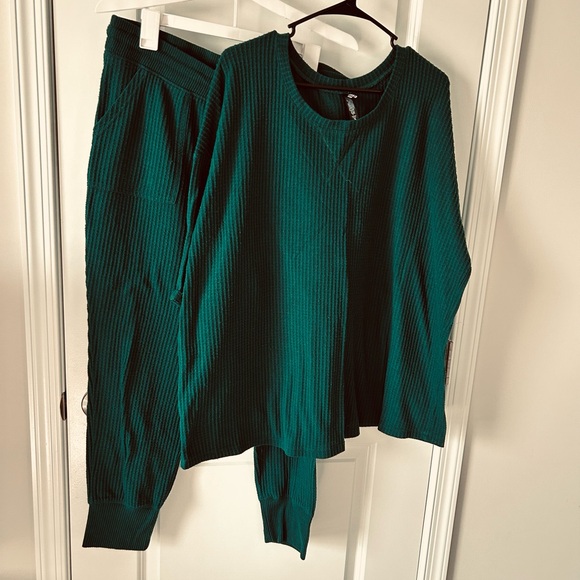 Green Ribbed Lounge Set - Picture 1 of 3